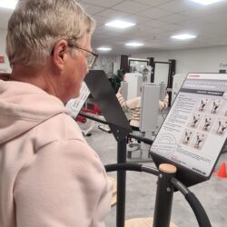 Kundin beim Balance Koordinationstraining am Parcour Zirkel