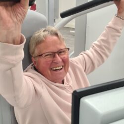 Kundin hat Spass an den med Trainingsgeräten