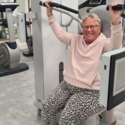 Kundin mit Spass beim Training an den med Geräten